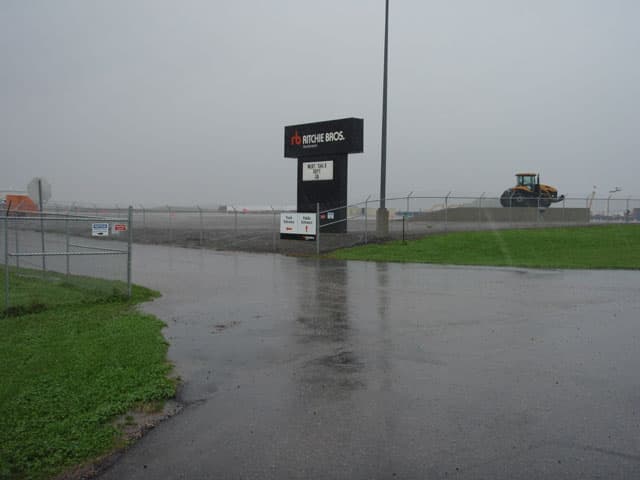 Minneapolis, MN: Equipment Delivery and Pick Up - Loading Area Information - Truck Entrance 2