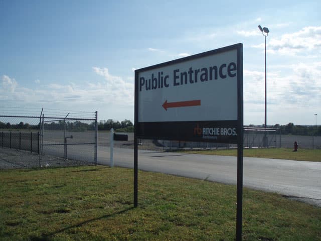 Kansas City, MO: Equipment Delivery and Pick Up - Loading Area Information - Public Entrance Sign 2