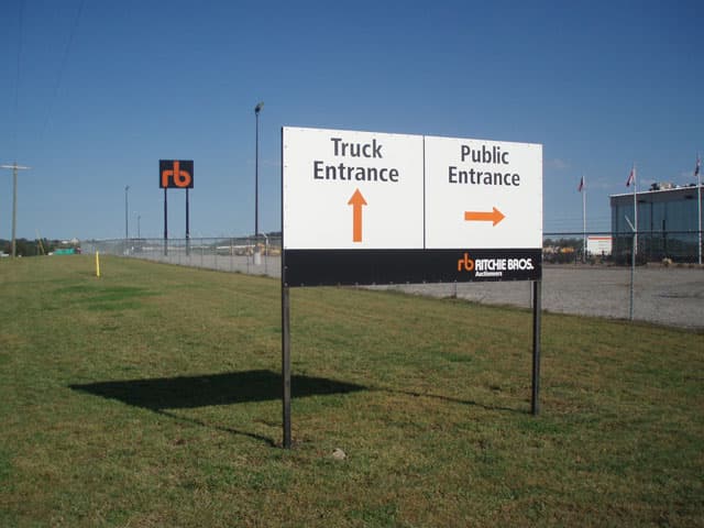 Kansas City, MO: Equipment Delivery and Pick Up - Loading Area Information - Entrance Signs 1